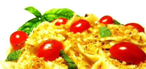 Фарфалле с хлебными крошками и чесноком