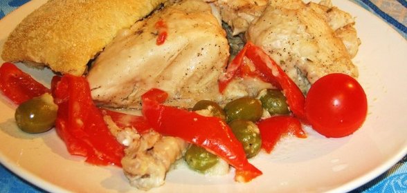 Салат с курицей, капустой и сыром