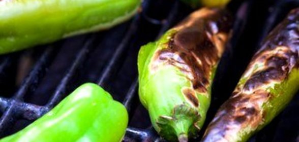 Разные перцы на гриле с крупной солью