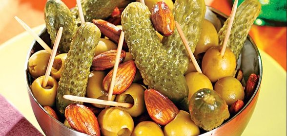 Закуска из оливок, маринованных корнишонов и миндаля