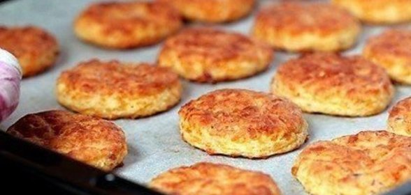 Печенье с беконом и сыром