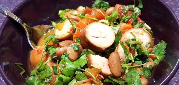 Гювеч с фасолью и копчеными сосисками