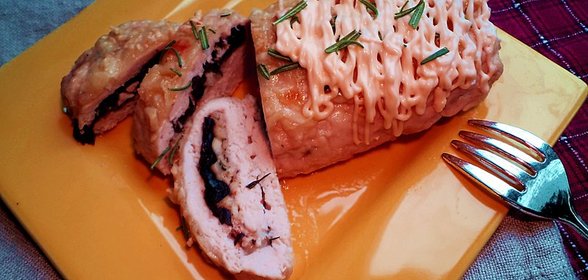 Рулет из свинины с черносливом, чесноком и сыром. Приготовьте для любимой!