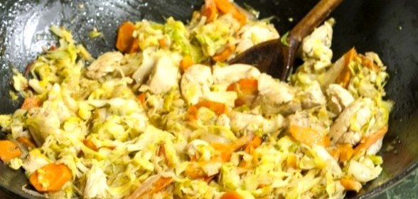 Тушеная капуста с куриной грудкой