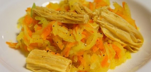 Кольраби и морковь, тушеные с соевой спаржей