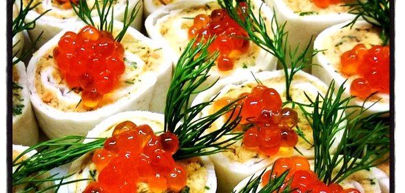 Рулетики с красной рыбой и икрой