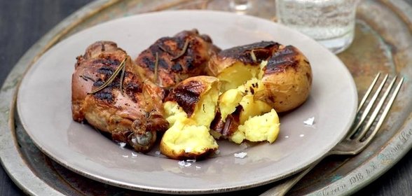 Бедрышки цесарки с картофелем и розмарином