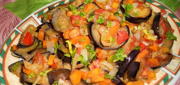 Баклажаны с овощами тушеные на сковороде