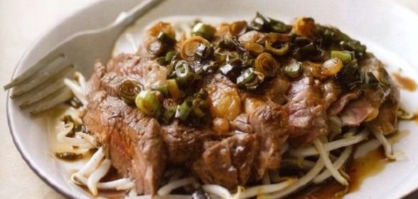 Салат из тофу с ананасом и жареным арахисом