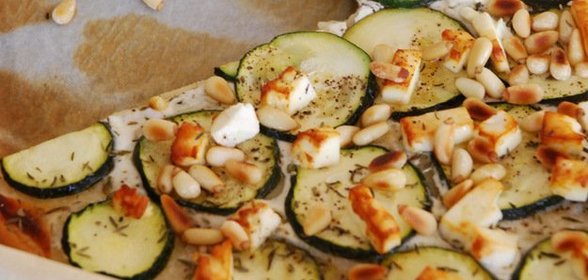 Пицца с цукини и сыром фета