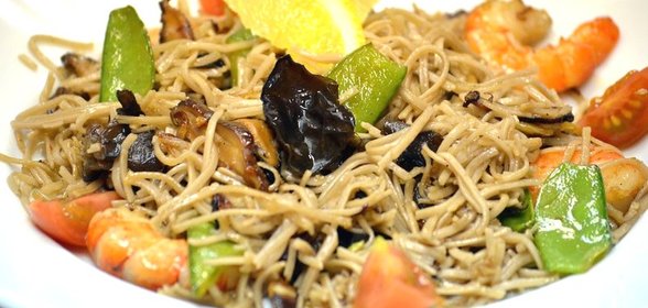 Гречневая лапша с грибами и королевскими креветками