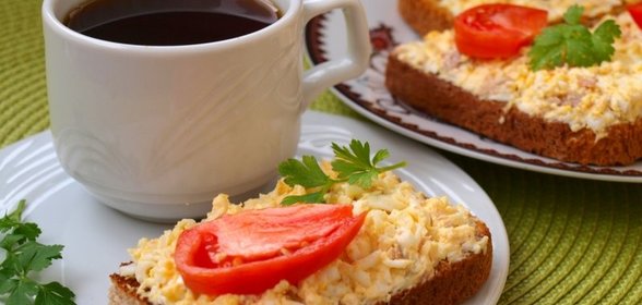 Бутерброды с печенью трески, яйцом и плавленым сыром