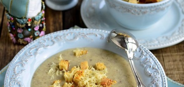 Быстрый грибной суп-пюре с сухариками с сыром