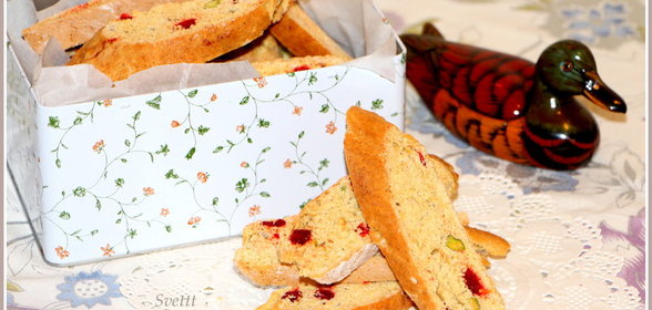 Бискотти с вяленой вишней и фисташками