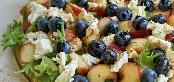Салат с персиками, голубикой и козьим сыром