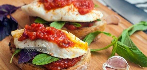 Кростини с треской и томатным соусом