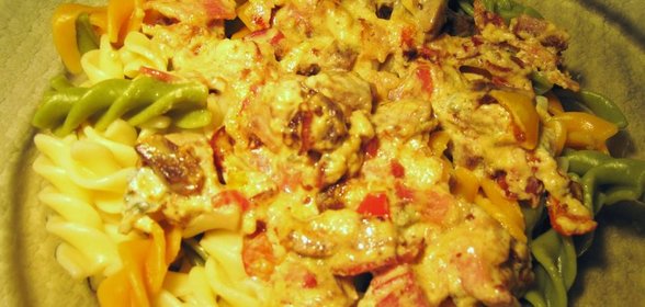 Паста под сливочным соусом со свининой и сыром дор-блю