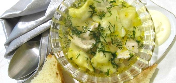 Суп на курином бульоне с пельменями