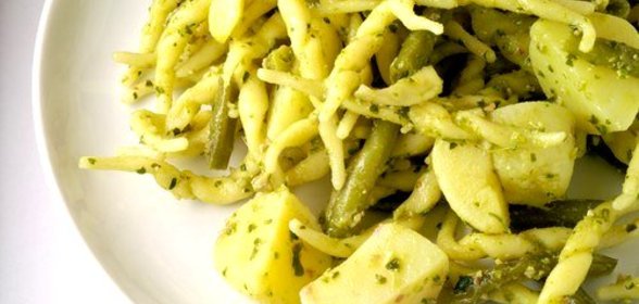 Паста с соусом песто, картофелем и зелеными бобами