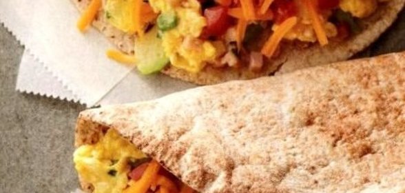 Закуска из омлета, сыра и авокадо