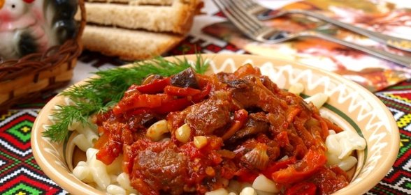 Жареная свинина в остром соусе с баклажанами, морковью и помидорами