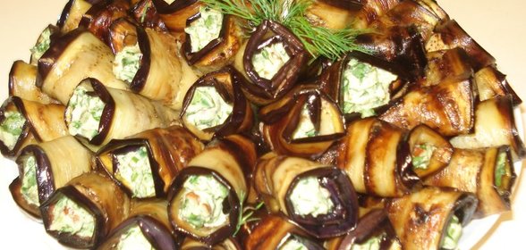 Рулетики из баклажанов с острой ореховой начинкой