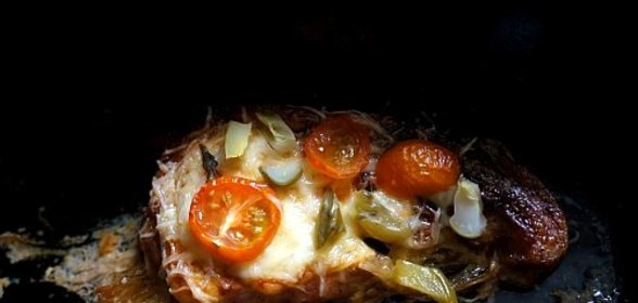 Мясо по-французски в духовке с помидорами