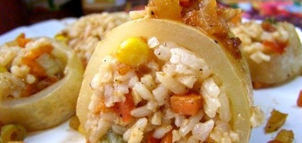Кальмары, фаршированные рисом и овощами