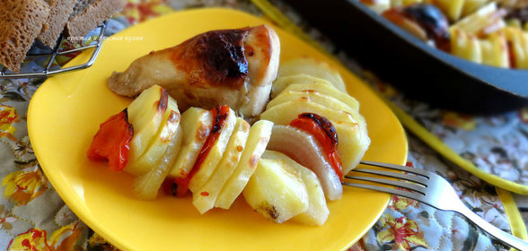 Пикантная куриная грудка с картофелем в духовке