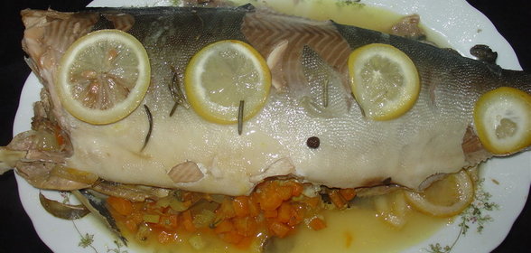 Рыба, запеченная с овoщами и лимоном