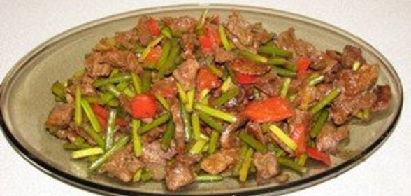 Мясо с чесночными стрелками