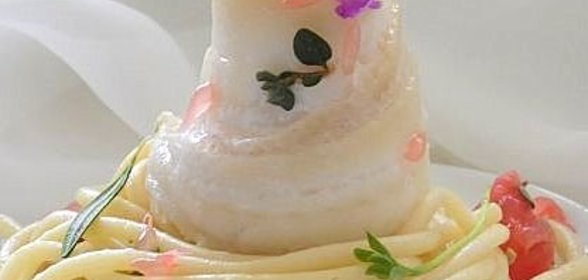 Филе белой рыбы с грейпфрутовой сальсой и спагетти.​