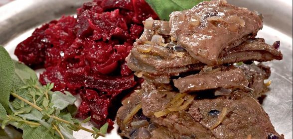 Говяжья печенка с красным луком