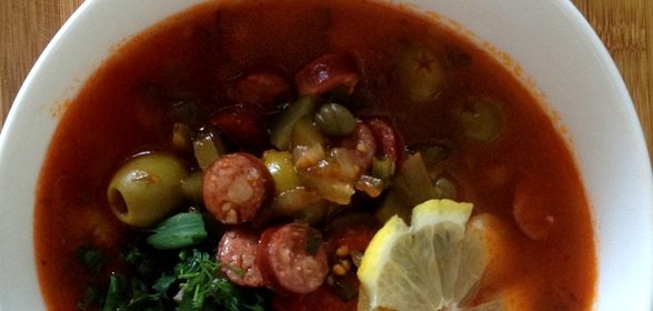 Солянка с копчеными ребрами и колбасками