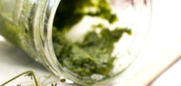 Песто из кинзы и перца халапеньо с грецкими орехами