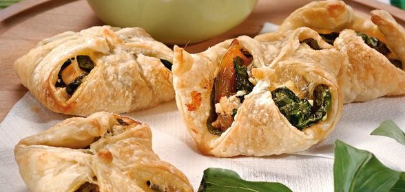 Пирожки с курицей и горчичным соусом