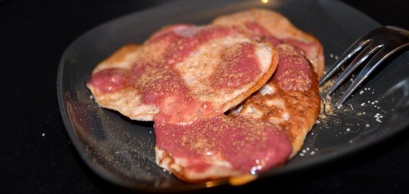 Оладьи с земляникой и ягодным соусом