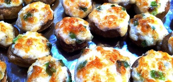 Грибы, фаршированные сладким перцем, запеченные под сыром