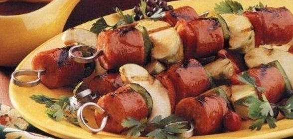 Шашлыки из сарделек, яблок и перца