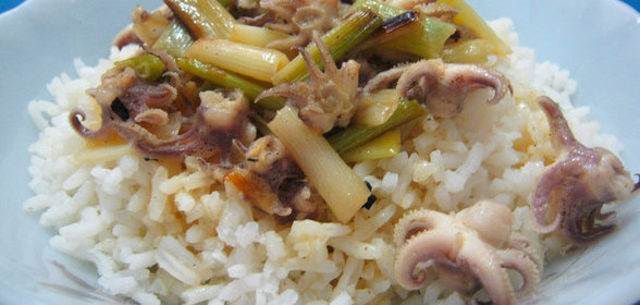 Рассыпчатый рис с луковым соусом и щупальцами кальмаров (для любителей лука)
