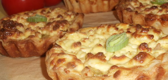 Мини пироги с луком пореем, курицей и сыром