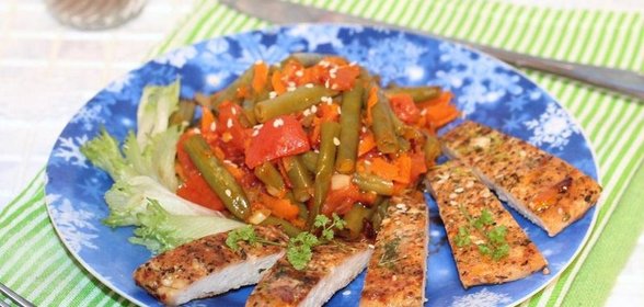 Стручковая фасоль в томате с куриной грудкой