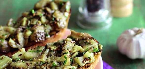 Брускетты с печеными баклажанами