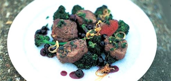 Оленина с ягодами и луком в красном вине