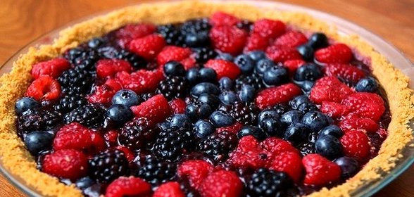Открытый пирог с ягодами