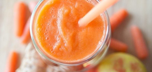 Органический имбирно-морковный коктейль