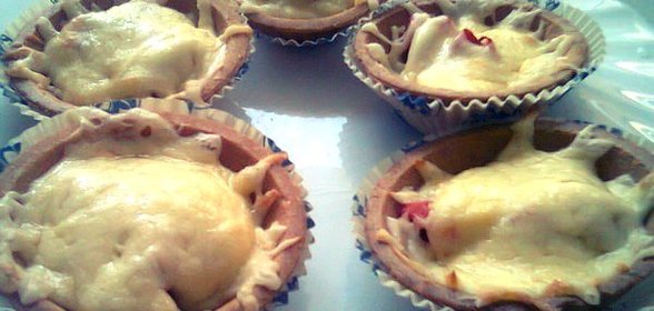 Тарталетки с помидорами и сыром