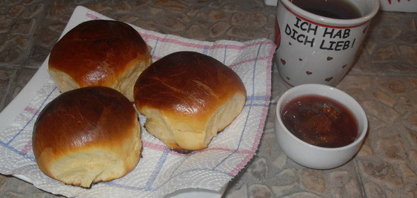 Булочки к чаю и сливовое варенье