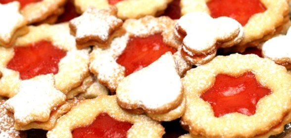 Миндальное печенье с корицей, кардамоном и малиновым джемом