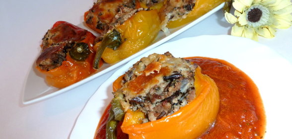 Перцы фаршированные говядиной и диким рисом. Подаем с густым томатным соусом